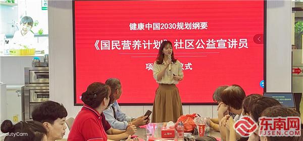 G66.VIP官网行销推广部副部长郑玲芳在给学员们授课.jpg